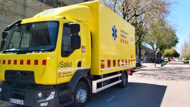 Un vehículo del Sistema de Emergencias Médicas (SEM) ante la sede de la empresa pública / CG