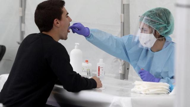 Una sanitaria realiza una prueba PCR del Covid-19 / EP