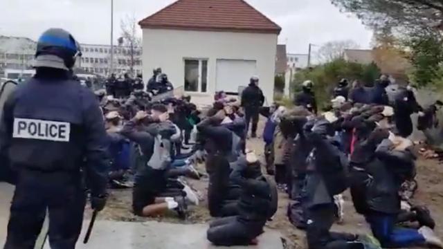 La policía obliga a arrodillarse a estudiantes franceses / TWITTER