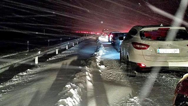 Impotencia y malestar entre los atrapados en la AP-6 por la falta de información y previsión