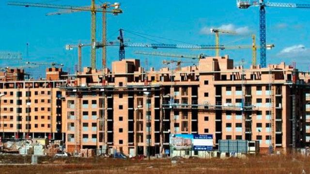 Un paisaje de edificios en construcción en Barcelona / EFE