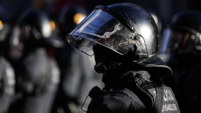 Un agente de los Mossos d'Esquadra durante el operativo en el que un joven perdió un testículo por el impacto de una bala de foam / Xavier Bonilla - EUROPA PRESS