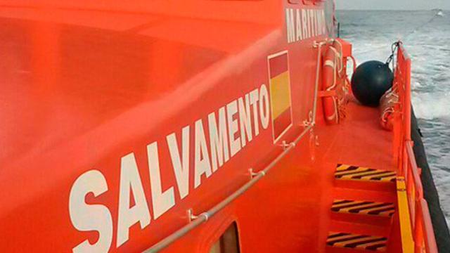 Uno de los barcos que Salvamento Marítimo utiliza para localizar a los dos nadadores desaparecidos en Cambrils (Tarragona) / CG