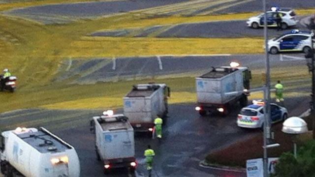 Operarios de limpieza borran la pintura de Greenpeace en la plaza Francesc Macià de Barcelona / M. ROMERO