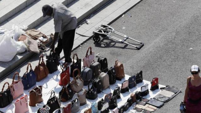 Un mantero en Barcelona, paradigma de la economía sumergida / EFE