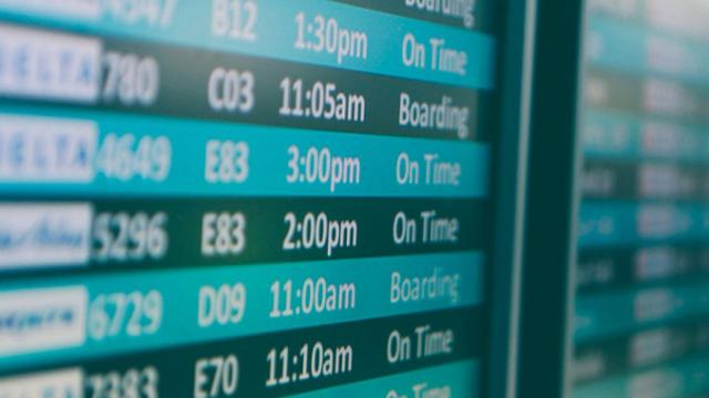 Pantalla de vuelos de un aeropuerto, con los posibles viajes al extranjero