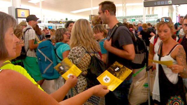 ANC usando las colas en el aeropuerto de El Prat de Barcelona para hacer campaña independentista / TWITTER