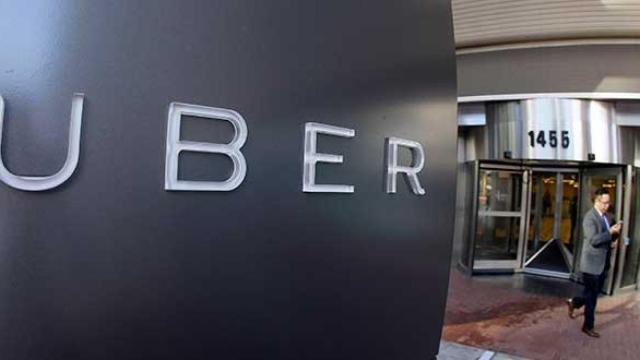 Un hombre sale de la sede de Uber / EFE