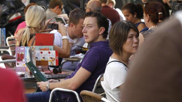 Turistas en una terraza del centro de Madrid / EFE