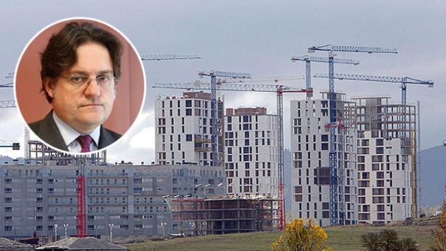 El juez José María Fernández Seijo con unos edificios en construcción de fondo / FOTOMONTAJE CG