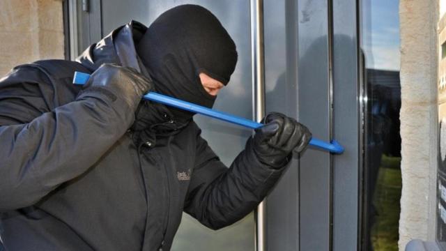 Ladrón intentando forzar una casa para robar / S_Salow en PIXABAY