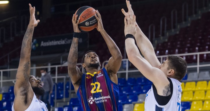 Higgins, en una acción ante el Zenit | FCB