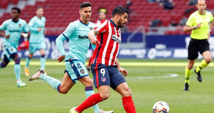 Luis Suárez, en una acción contra el Levante | EFE