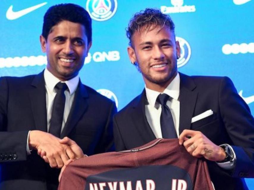 Una foto de Nasser Al-Khelaïfi i Neymar Jr. en la seva presentació com a jugador del PSG / EFE