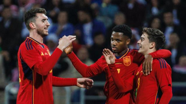 Laporte y Ansu Fati felicitan a Gavi por su contra Jordania / SEFUTBOL