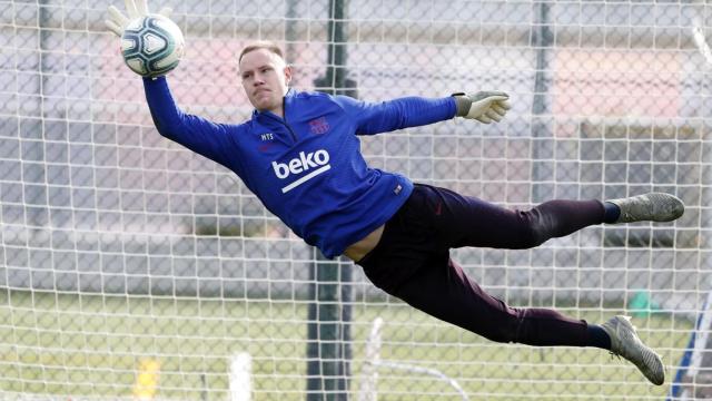 Una imagen del portero del Barça, Ter Stegen, deteniendo un balón  durante un entrenamiento /FC BARCELONA