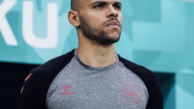 Braithwaite, en uno de los estadios de la Eurocopa disputada en el 2021 / Instagram