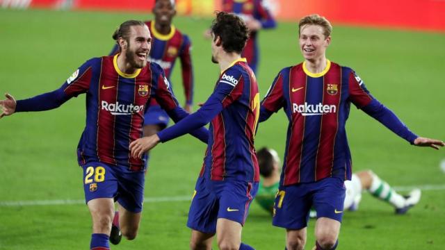 Óscar Mingueza celebrando junto a Frenkie De Jong y Francisco Trincao el gol del portugués ante el Real Betis / FCB