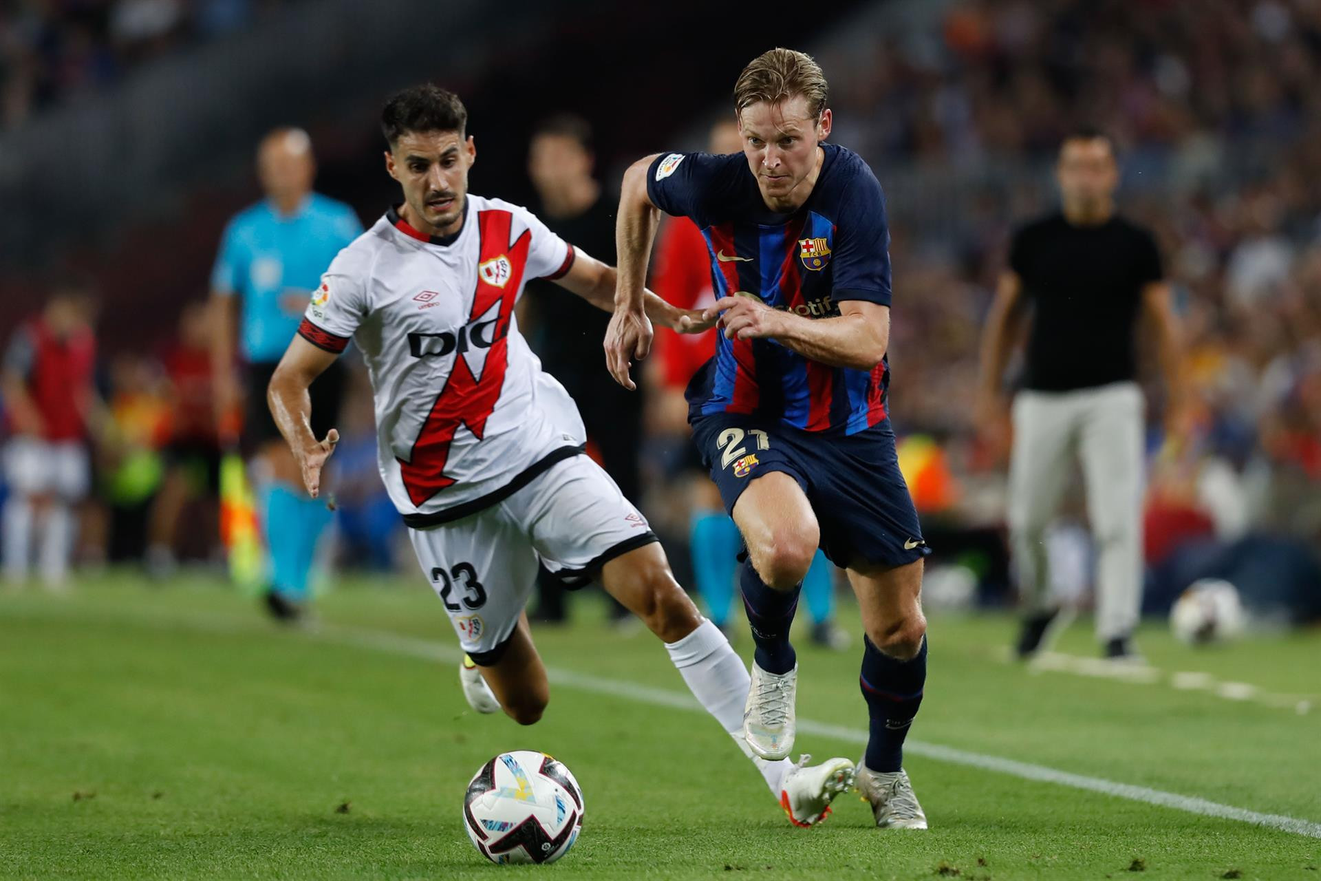Frenkie de Jong pugna con Óscar Valentín en el Barça-Rayo / EFE