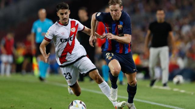 Frenkie de Jong pugna con Óscar Valentín en el Barça-Rayo / EFE