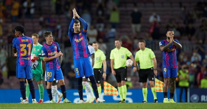 Piqué agradeciendo el apoyo a la afición contra el Bayern / EFE