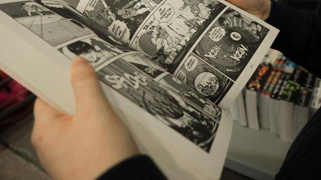 Una persona sostiene un cómic entre sus manos / MIIKA LAAKSONEN - UNSPLASH