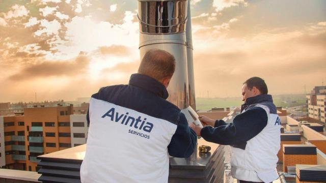 Empleados de Avintia realizan una instalación / GRUPO AVINTIA