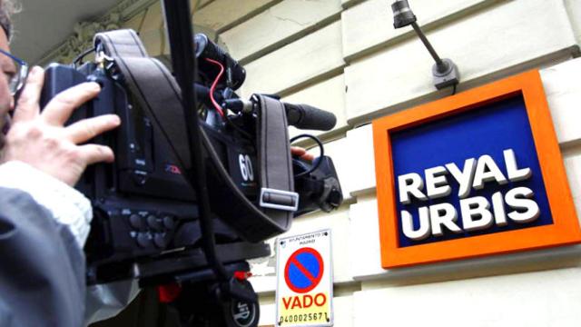 Un periodista graba el logo de la empresa Reyal Urbis / EFE