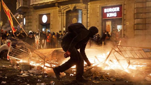 Imagen de los disturbios en la Vía Laietana de Barcelona tras la sentencia / EFE