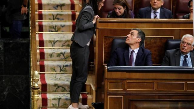 Presupuestos: Irene Montero conversa con Adriana Lastra bajo la mirada de Pedro Sánchez en la sesión del Congreso del martes / EFE
