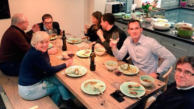 Imagen de la cena de Puigdemont y los cuatro 'exconsellers' exiliados en Bélgica en casa del eurodiputado nacionalista belga Lorin Parys / Twitter