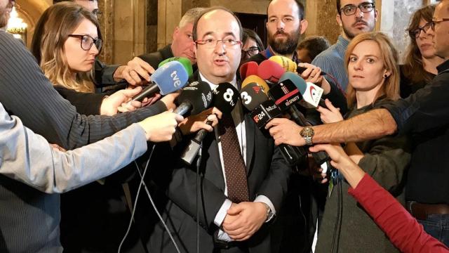Miquel Iceta habla sobre la vinculación de Artur Mas con el caso 3% ante los medios esta mañana en el Parlament / EUROPA PRESS
