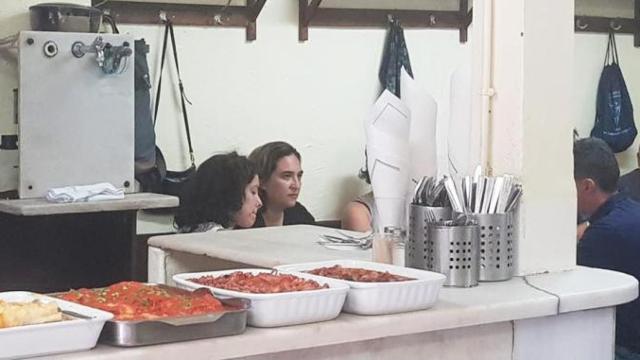 Ada Colau, alcaldesa de Barcelona, en un restaurante de la Barceloneta durante su visita / CG