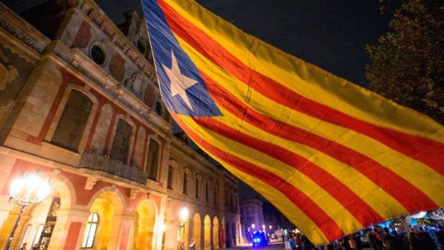 Una imagen de archivo de banderas independentistas ante el Parlamento catalán / EFE