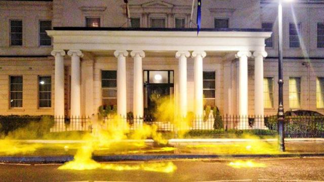 La sede de la Embajada española en Londres tras ser atacada con pintura amarilla por el CDR / CG