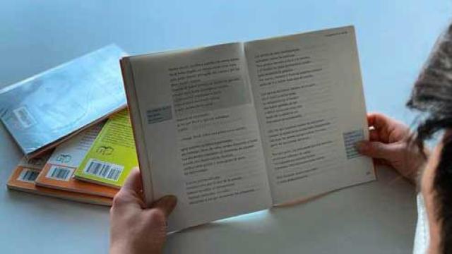 Una persona con discapacidad intelectual lee un libro en lectura fácil / ASOCIACIÓN LECTURA FÁCIL