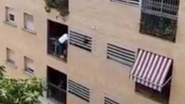 Momento en que un joven accede al piso por el balcón / TWITTER