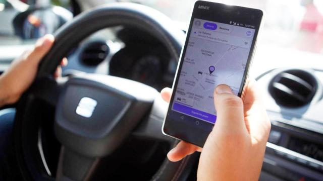 Las sanciones por mirar el teléfono móvil cuando se conduce van al alza / CG