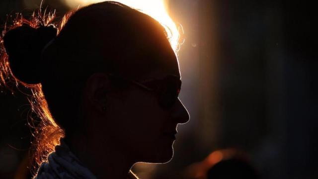 Una mujer con el rostro tapado / EFE