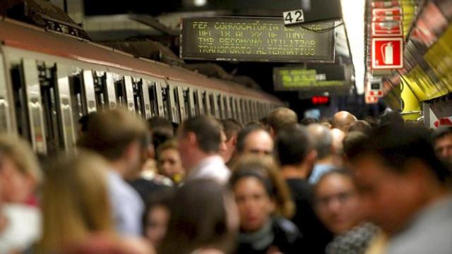Imagen de archivo del Metro de Barcelona con el anuncio de la huelga convocada en junio de 2016 / EFE