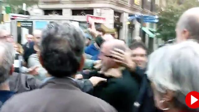 Imagen de la pelea en el Born por la exposición de Franco