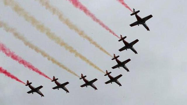 Las siete aeronaves de la patrulla Águila, durante el desfile del 12 de octubre / EFE