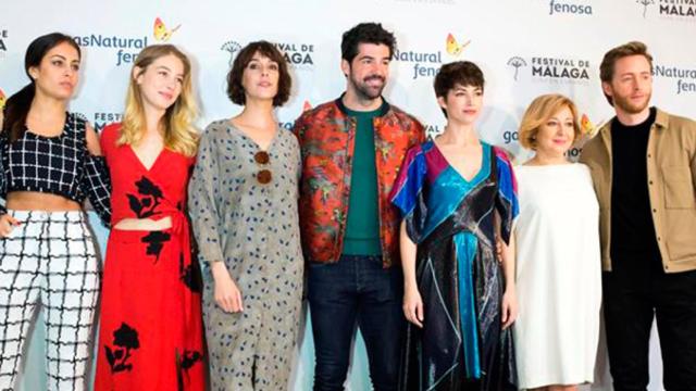 Los actores, Hiba Abouk(i), Charlotte Vega (2i), Belén Cuesta (3i), Miguel Ángel Muñoz (c), Úrsula Corberó (3d), Carmen Machi (2d) y Pablo Rivero (d), posan para la prensa en la presentación de la película 'Proyecto Tiempo', de Isabel Coixet / EFE