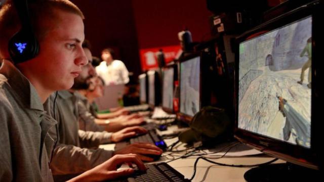 Un chico joven juega a un videojuego / EFE