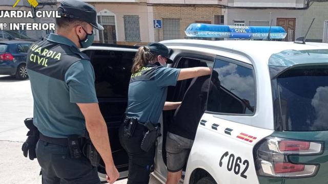 Imagen de archivo de la Guardia Civil en una detención / EP