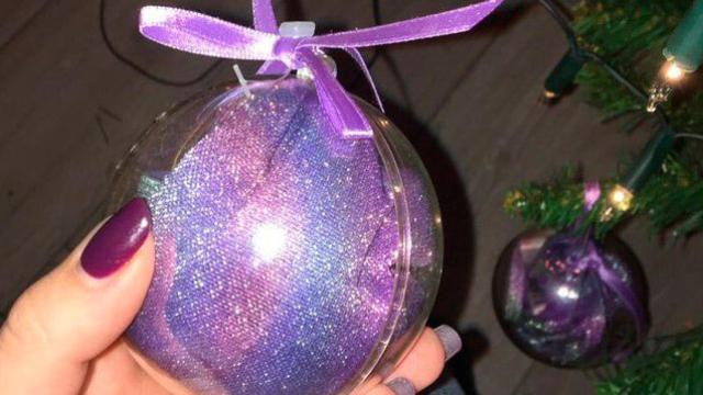 Una de las bolas de Navidad que contenía un tanga / CD