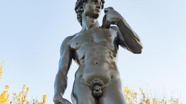 Una foto de archivo de una escultura griega de pene pequeño