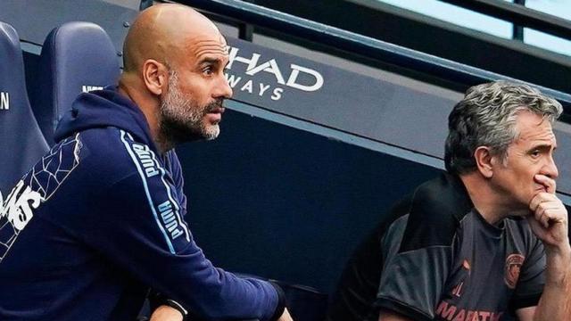 Pep Guardiola y Juanma Lillo, en el banquillo del Manchester City / EFE