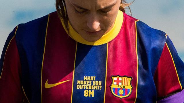 Alexia Putellas luciendo la camiseta especial del 8M contra el Santa Teresa / FCB