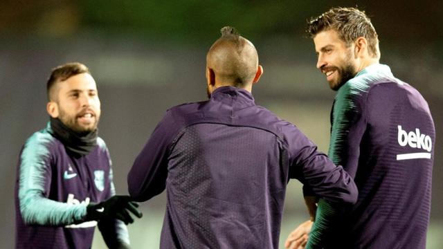 Los jugadores del FC Barcelona, Jordi Alba (i), Arturo Vidal (c) y Gerard Piqué (d) durante un entrenamiento / EFE